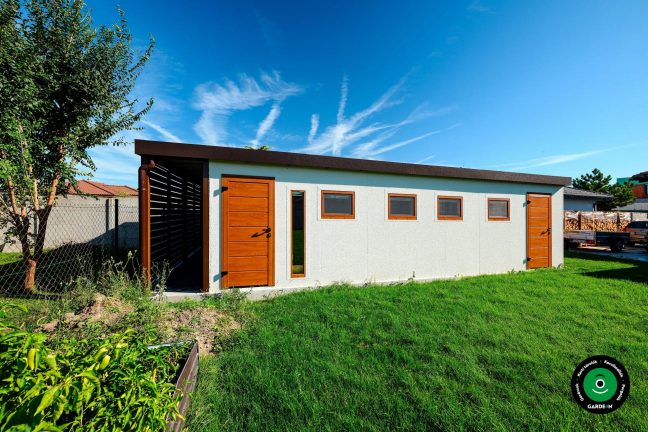 Oldalnézet a világos keretes és lapostetős garázsról