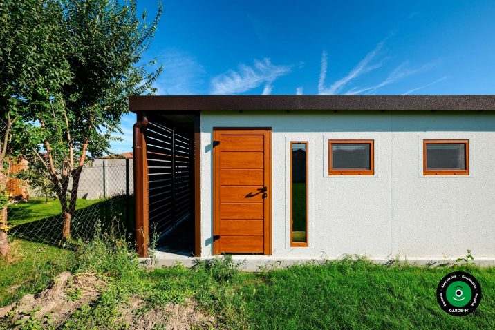 Oldalnézet a füves kertbe illesztett duplagarázsról