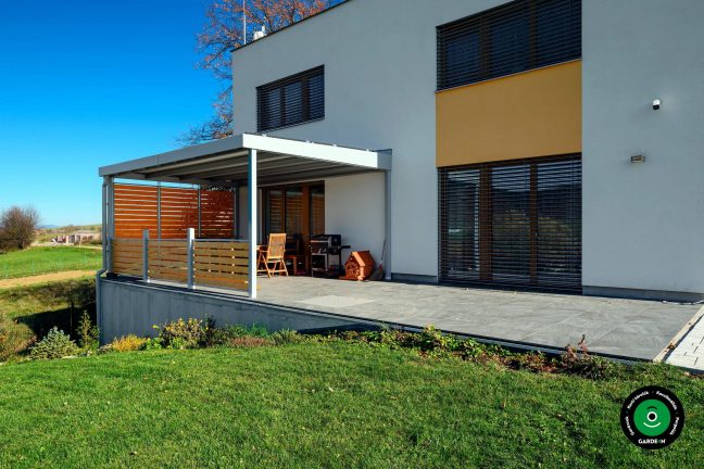 Modern pergola kényelmes ülőbútorokkal a kültéri teraszon