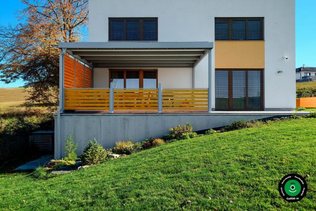 Pergola árnyékot adó tetővel a teraszon lévő ülőrész felett