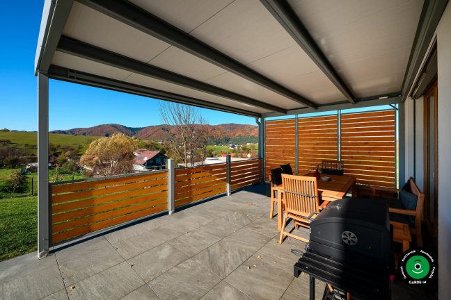 Pergola a teraszon kényelmes kerti bútorokkal kiegészítve