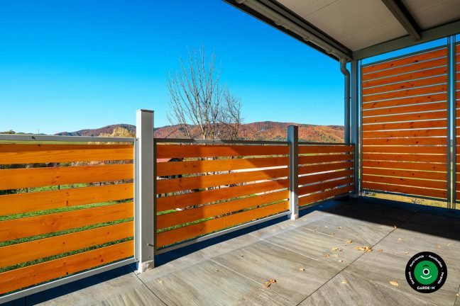 Kültéri pergola ülőrésszel relaxációs térként a ház mellett