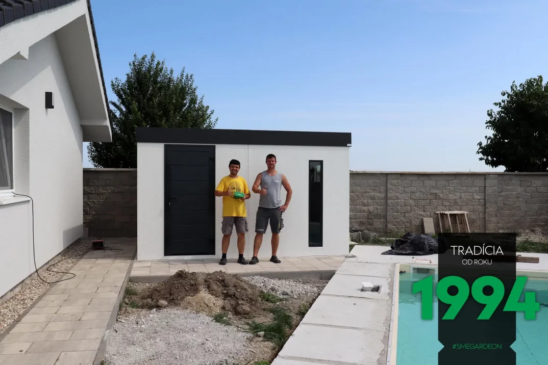 Gardeon kerti tároló, elkészült ügyfélprojekt kerti medence mellett