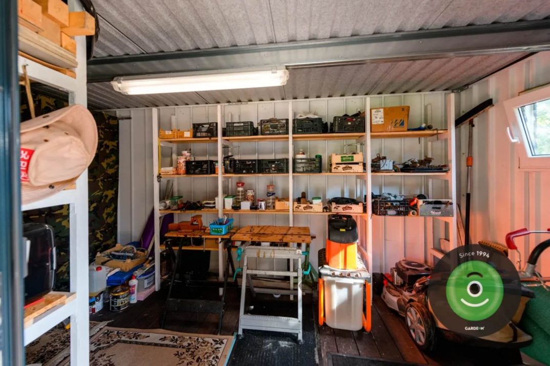 Gardeon kerti tároló rendezett kertben, letisztult megjelenéssel