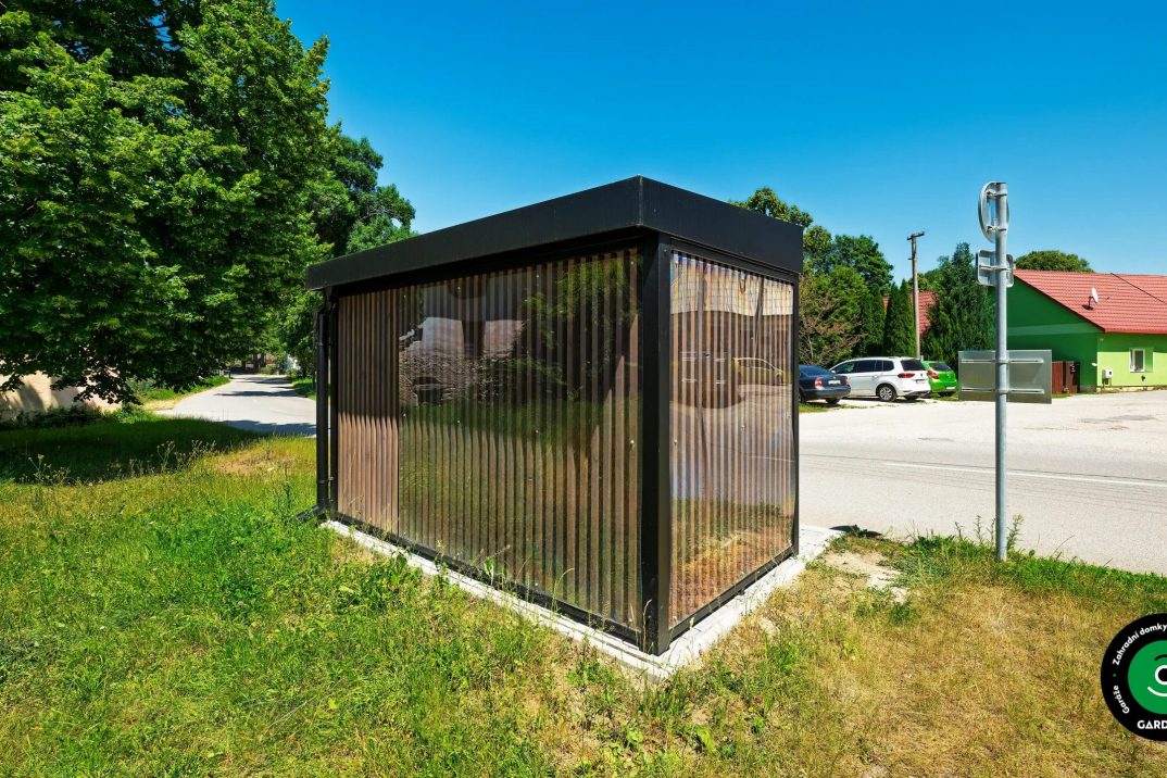 Szabadon álló Gardeon kocsibeálló sötét, hullámos polikarbonát oldalfalakkal és lapos tetővel