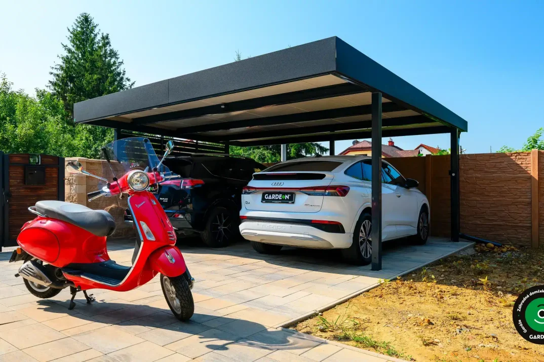 Gardeon kocsibeálló két autó számára, tágas kialakítással és robogó parkolóhellyel a bejáratnál