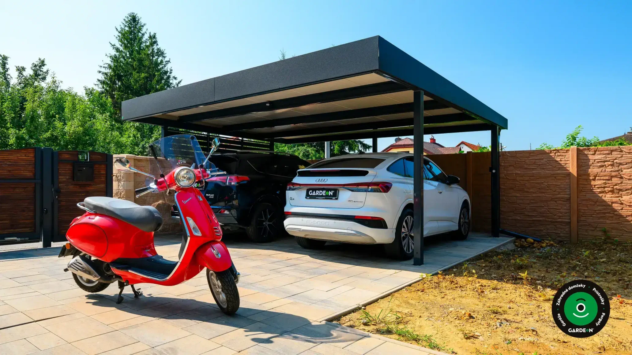 Gardeon kocsibeálló két autó számára, tágas kialakítással és robogó parkolóhellyel a bejáratnál