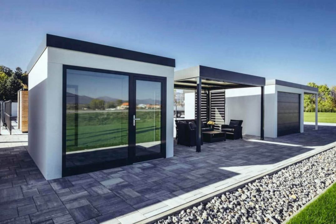 Gardeon mini ház belső tere, nagy üvegfelülettel és panorámás kilátással