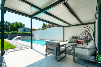 Gardeon pergola kerti medence mellett, esti világítással
