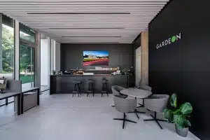 A showroom &uuml;vegfala term&eacute;szetes f&eacute;nyt enged be a k&uuml;lt&eacute;ri z&ouml;ld kertből