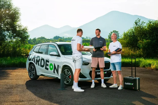 GARDEON csapat találkozója mintakönyvekkel és táskával a BMW előtt.