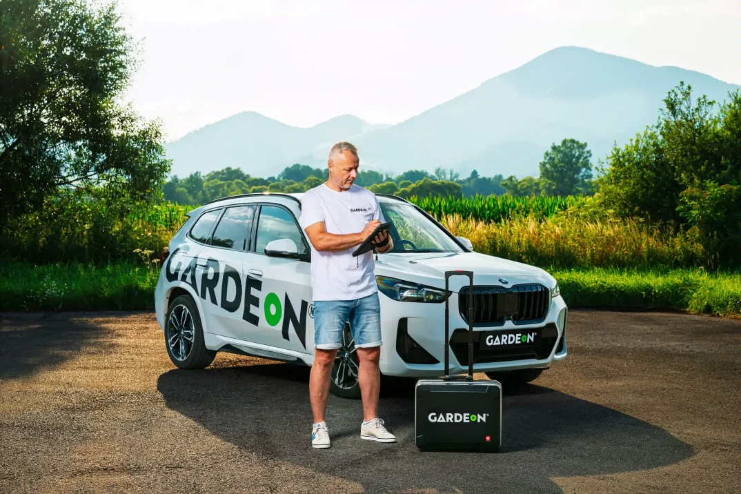 GARDEON ügynök tablettel, cég BMW-vel és táskával természetben.