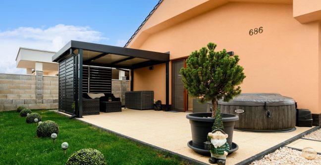 Pergola a ház mellett