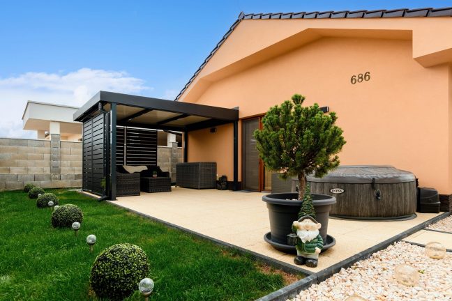 Pergola a ház mellett