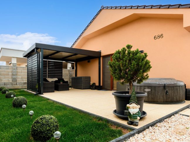 Pergola a ház mellett
