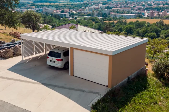KABE téglaszínű vakolat előtetős garázson fehér tetővel.