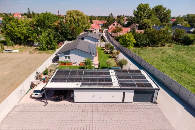 Légi felvétel a garázsról kocsibeállóval, szomszédos házakkal és templomtoronnyal