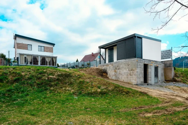 Praktikus kerti tároló előtetővel és modern homlokzattal