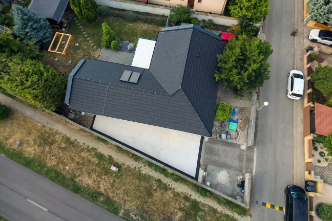 Légi felvétel a házról a kerti garázs szerelése előtt