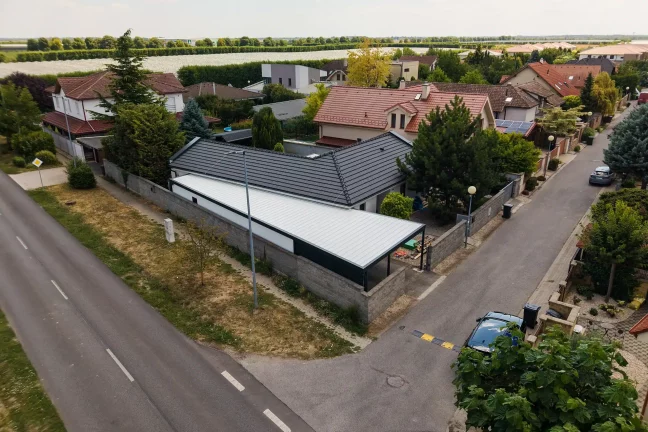 Légi felvétel az elkészült garázsról két utca sarkán
