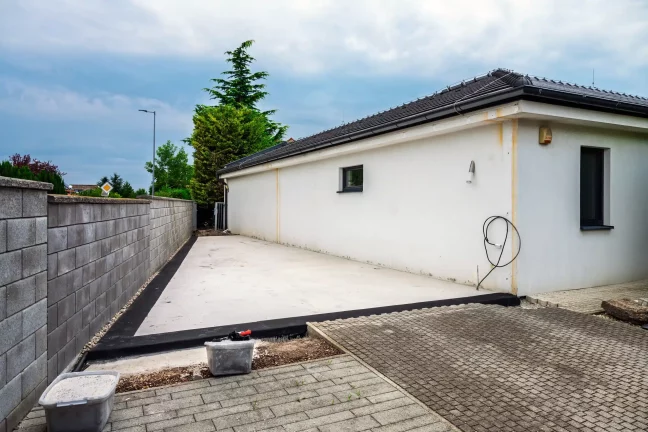 Előkészített betonfelület a ház mellett a garázs szerelése előtt