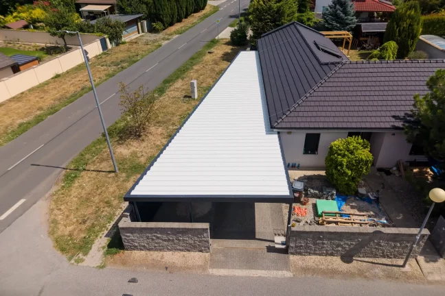 Légi felvétel a hosszú fehér garázstetőről az út mentén