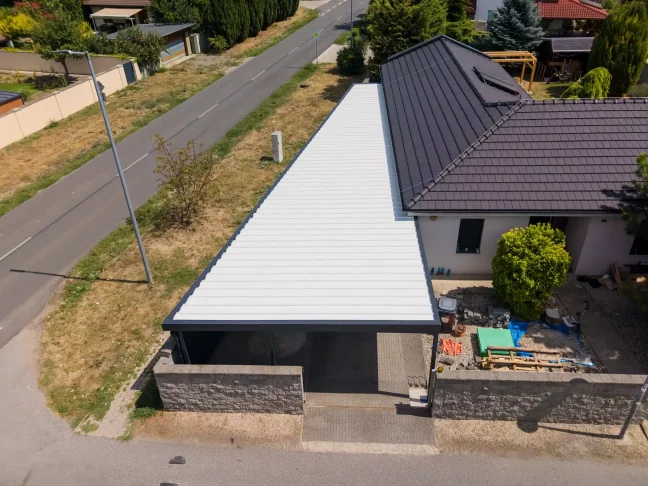 Légi felvétel a hosszú fehér garázstetőről az út mentén