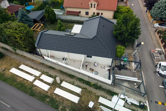 Légi felvétel az acélszerkezet szereléséről a ház udvarán