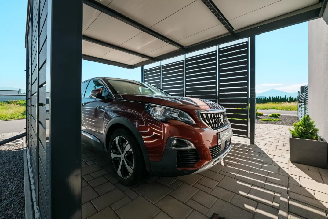 Előtető antracit fémbetétekkel és parkoló SUV-val.