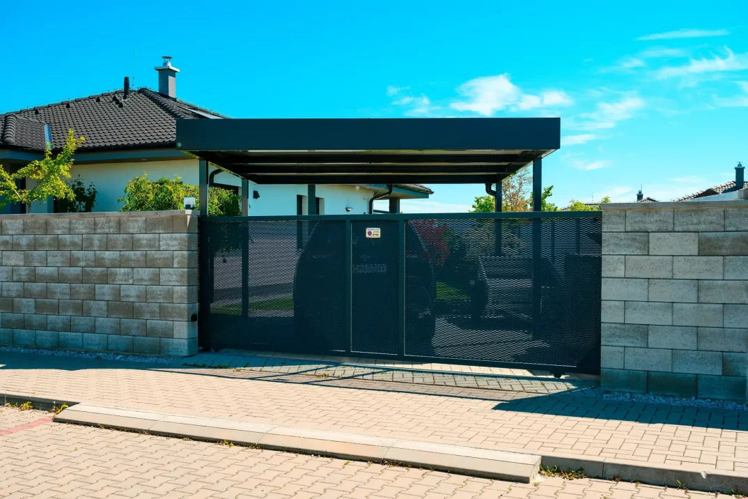 Stílusos kocsibeálló egy modern családi ház melletti parkoláshoz