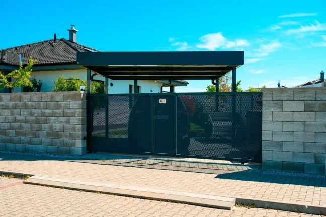 Stílusos kocsibeálló egy modern családi ház melletti parkoláshoz