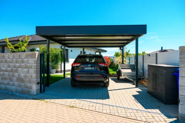 Minimalista egyállásos kocsibeálló modern dizájnnal és tetővel