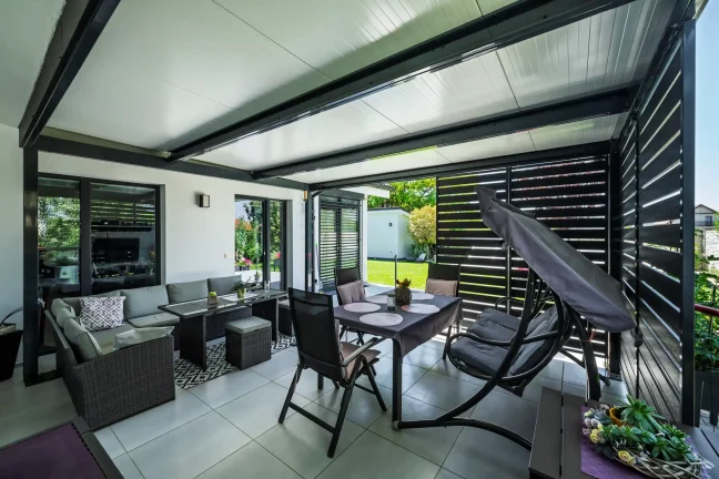 Étkezőasztal, székek és hintaszék a pergola alatt