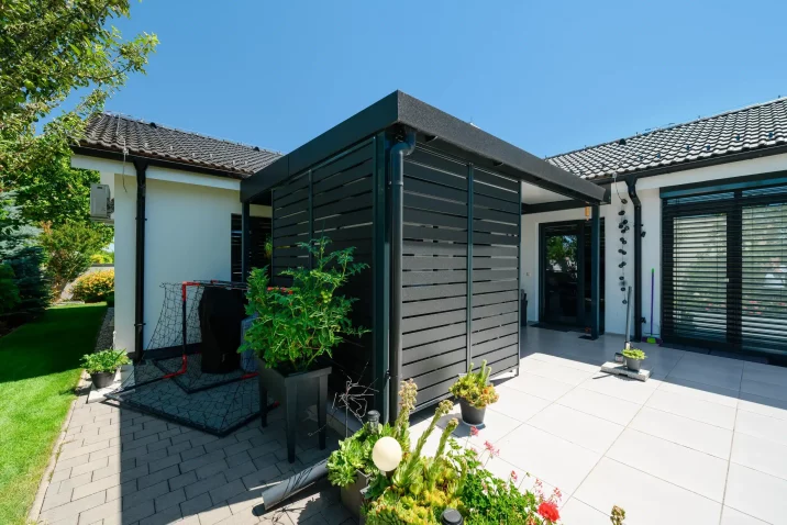 A pergola lamellás falának részlete paradicsomokkal és focihálóval