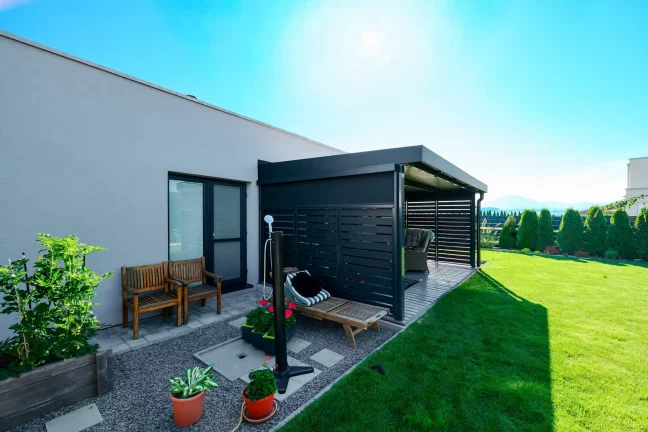Antracit pergola fémbetétekkel családi ház kertjében.