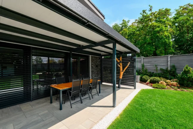 Étkezőasztal a pergola alatt, fa alakú faszoborral