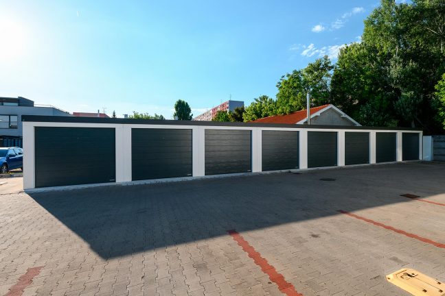 Teljes nézet a sorgarázsról két parkoló autóval